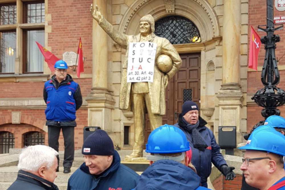 Złoty pomnik Donalda Tuska stanął przed ratuszem w Gdańsku