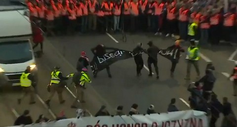 "Ej, Krzysztof Bosak, przeproś za swoich chłopaków, którzy nas pobili. Gdzie ten honor?"