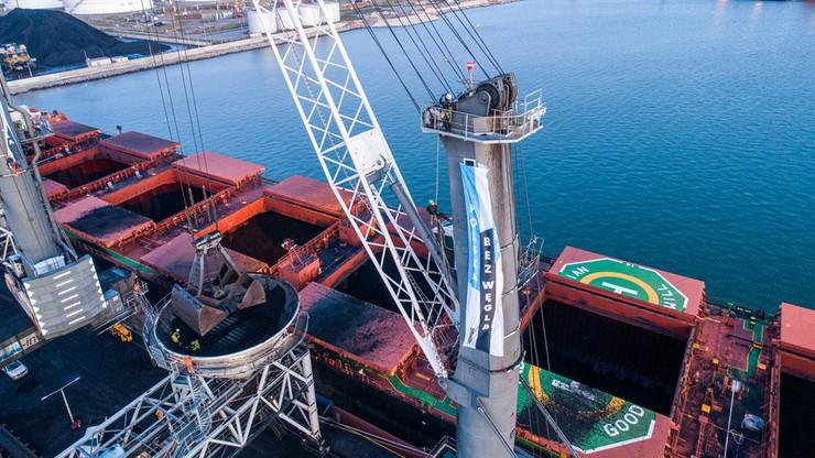 Aktywiści Greenpeace weszli na dźwigi w gdańskim porcie, uniemożliwiają rozładunek węgla