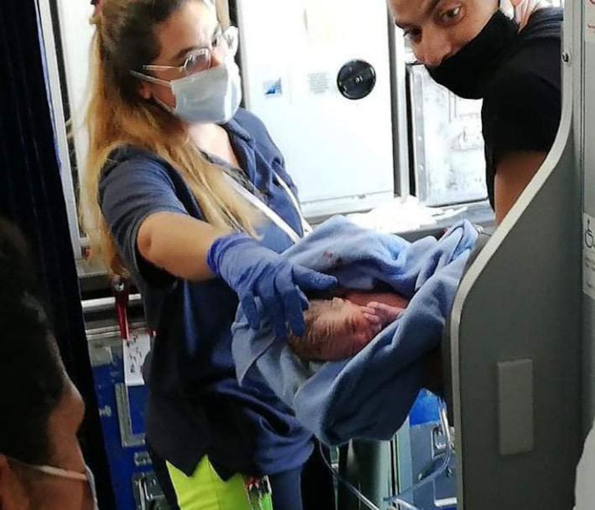 Dziecko urodziło się na pokładzie samolotu egipskich linii, będzie latało za darmo do końca życia