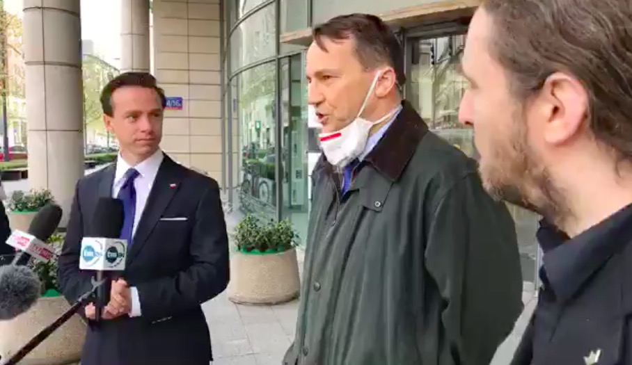 Radek Sikorski wjechał Krzysztofowi Bosakowi na konferencję prasową i zaczął poprawiać