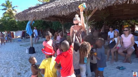 Blogerka na wakacjach urządza biednym dzieciom bitwę o cukierki