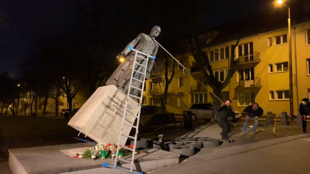 W nocy w Gdańsku przewrócono pomnik ks. Jankowskiego. W ręce włożono mu dziecięce majtki