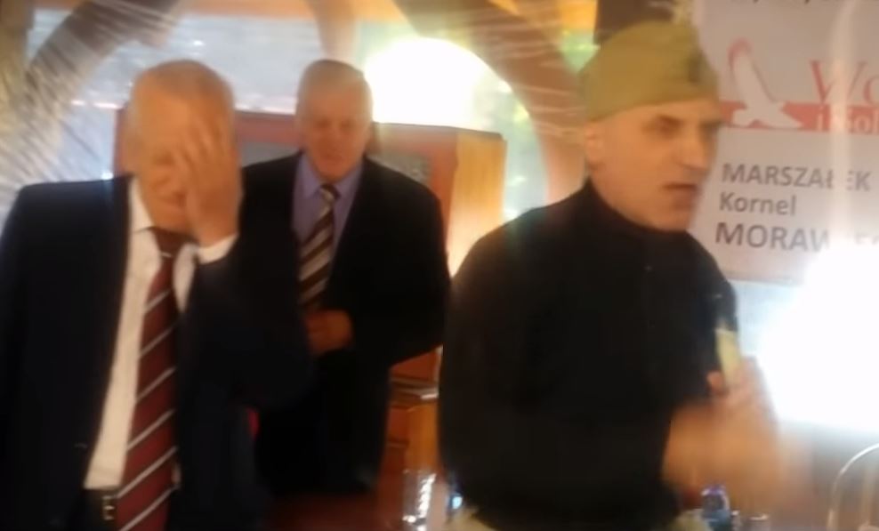 Kornel Morawiecki zakłopotany niczym gołąb na skrzyżowaniu