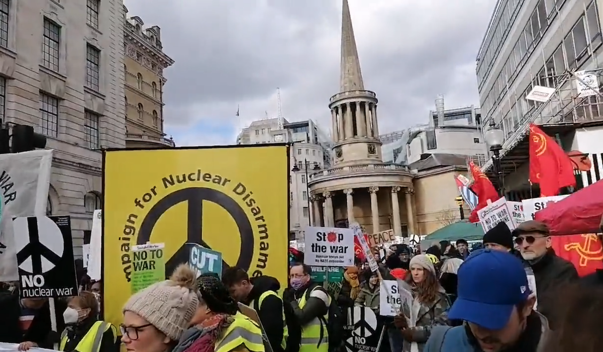 Protesty antywojenne w Londynie, zachodnia lewica maszeruje z flagami z sierpem i młotem