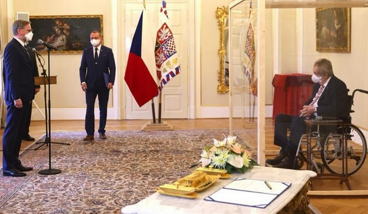 Prezydent Czech, chorujący na Covid-19, zamknął się w szklanej klatce i mianował nowego premiera