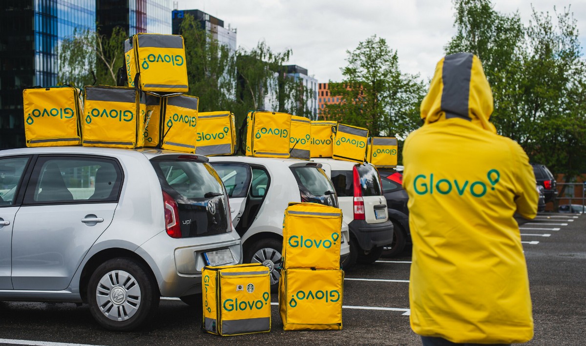 Strajk kurierów Glovo: firma obniżyła im zarobki, a potem zablokowała protestujących
