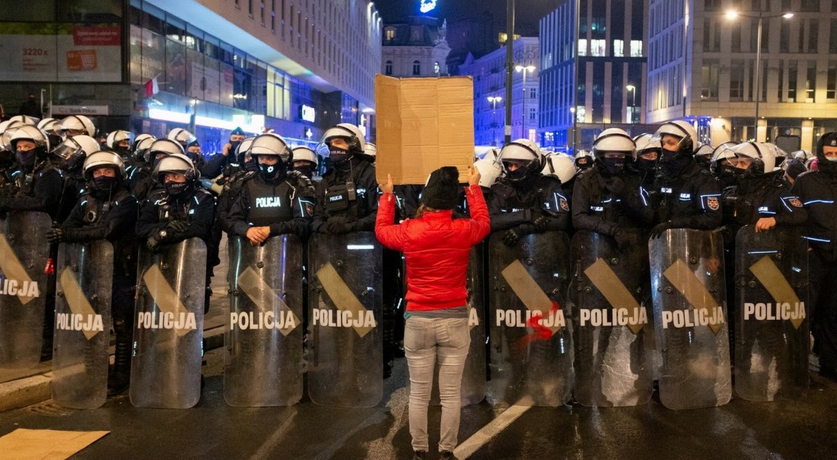 KO uważa, że komendant warszawskiej policji z politycznych powodów dba o ataki policji na protestujących