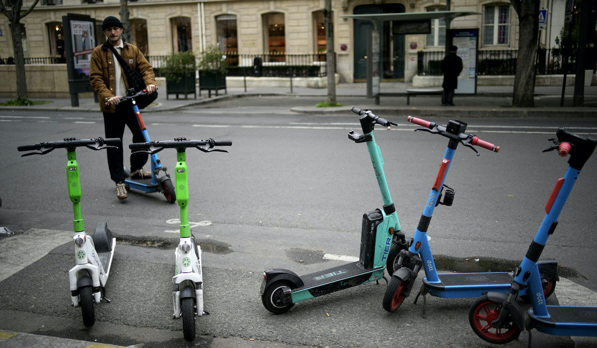 Paryż: mieszkańcy zagłosowali w referendum za zakazem wynajmu hulajnóg elektrycznych 