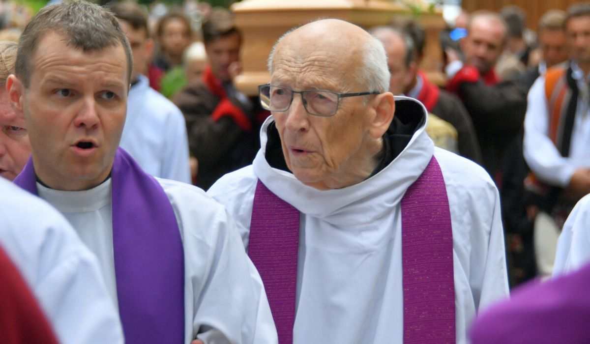 Benedyktyni alarmują: wizerunek ich opata reklamuje suplementy, z którymi nie ma nic wspólnego