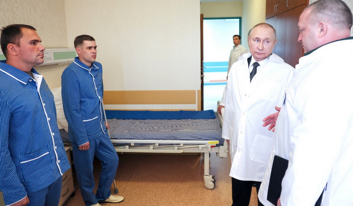Putin i Szojgu poszli do szpitala odwiedzić rannych żołnierzy i pokazać, że sami jeszcze żyją