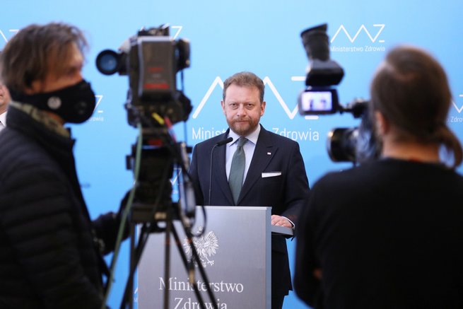 Szumowski apeluje, by nie spotykać się z rodziną w święta. "Kontakt przy stole jest ogromnym zagrożeniem"