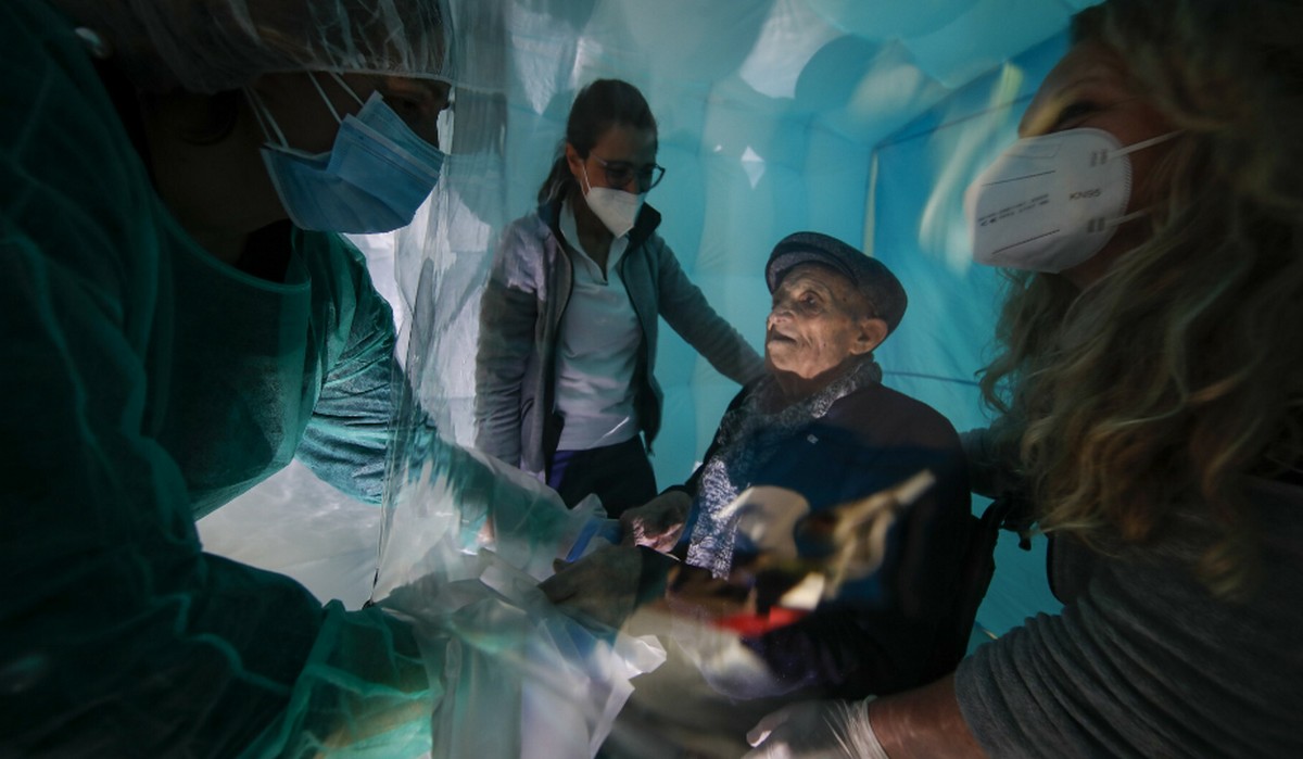 Włochy: po domach opieki krąży mobilny "pokój do przytulania" przez folię