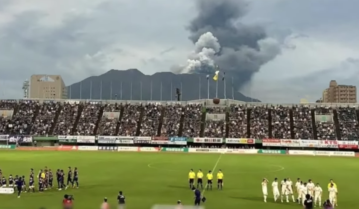Japonia: akurat jak rozpoczął się mecz wybuchł wulkan, ale wszyscy są przyzwyczajeni więc grali dalej