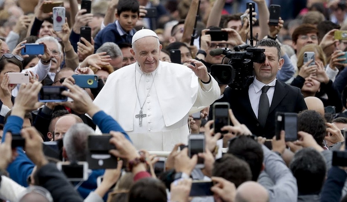 Papież poucza, że "nie możemy żyć z zasiłków, praca daje godność", bo najwyraźniej się na tym zna