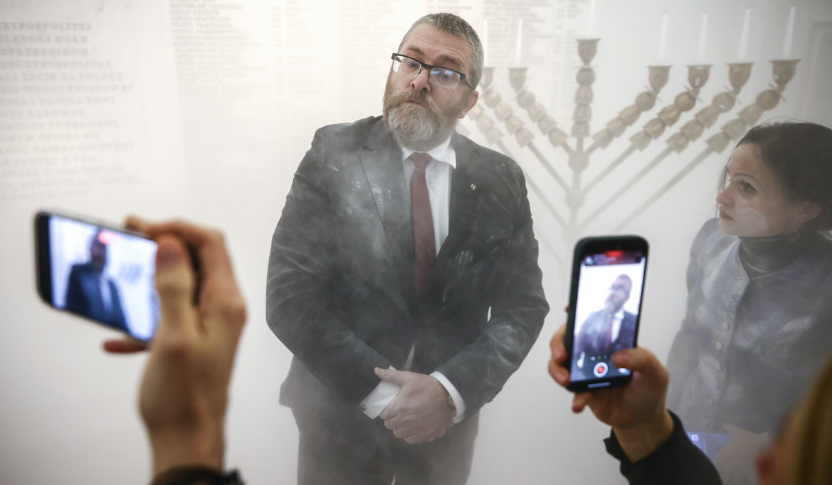 Poseł Braun usłyszał zarzuty za akcję z gaszeniem świec, wizytą u Szumowskiego i paroma innymi rzeczami