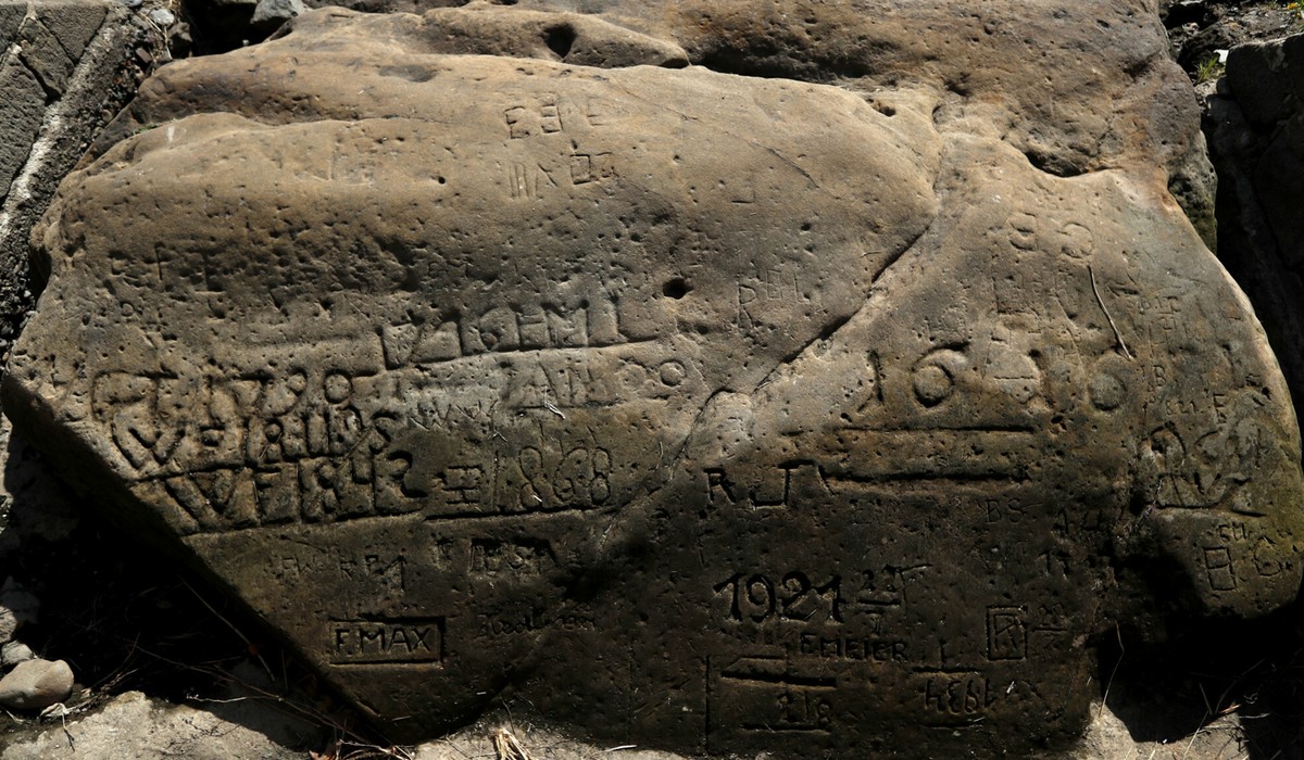 Susza odsłoniła w Łabie "kamienie głodu", m.in. z napisem z 1616 roku: jeżeli mnie widzisz, zapłacz