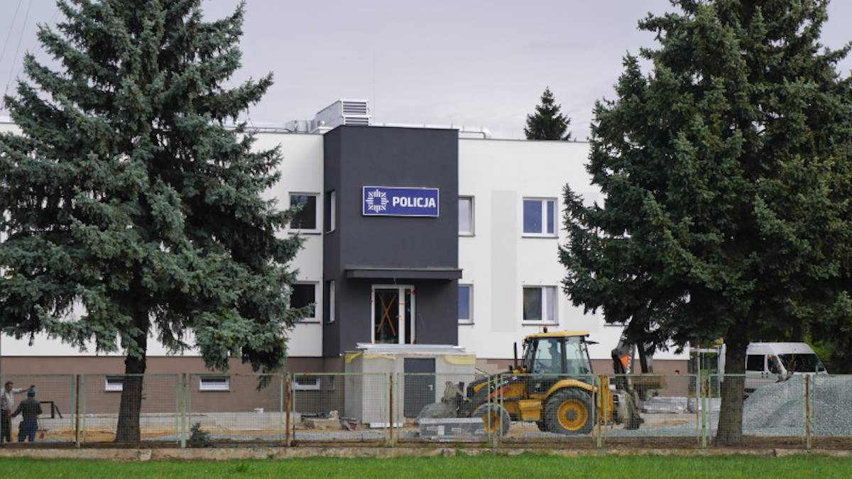 Brzeg Dolny: właściciel działki chce się pozbyć dzikich lokatorów, problem w tym, że to cały komisariat