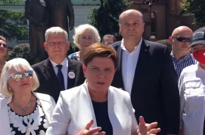 Szydło tłumaczy wyborcom, że głos z pierwszej tury nie przechodzi dalej i trzeba jeszcze raz zagłosować na Dudę 