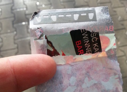 Naklejki antyaborcyjne we Wrocławiu "zabezpieczono" żyletkami. Kaleczą przy próbie zrywania