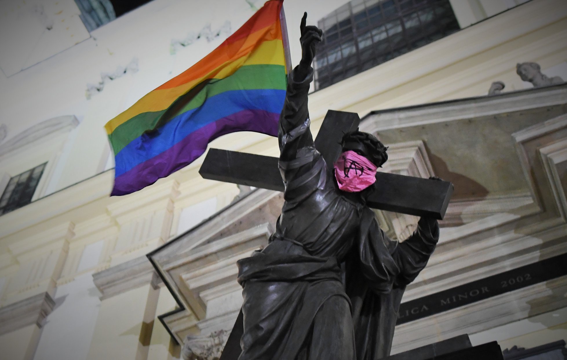 Prokuratura wszczęła postępowanie ws. tęczowych flag na pomnikach