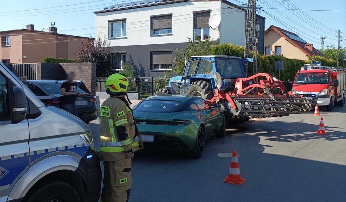 Świerklaniec: kierowcy ciągnika i luksusowego aston martina doprowadzili do malowniczej kolizji, obaj dostali mandaty