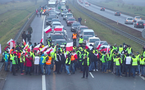 Rolnicy zablokowali autostradę A2. "Czekamy na premiera"
