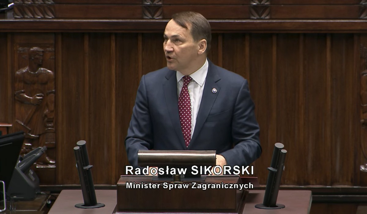 Sikorski zapowiada medialną ofensywę Polski: TVP będzie nadawać po niemiecku, rosyjsku, białorusku i ukraińsku