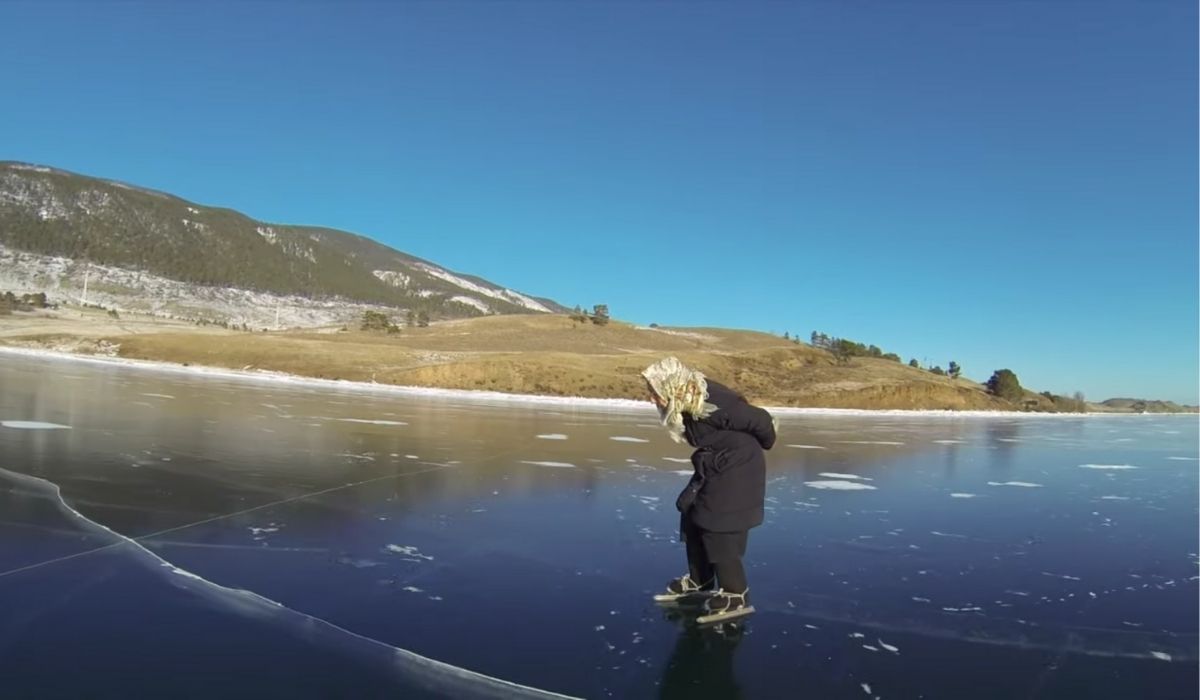 Rosja: 80-letnia łyżwiarka jeżdżąca po Bajkale nową ulubienicą internetu