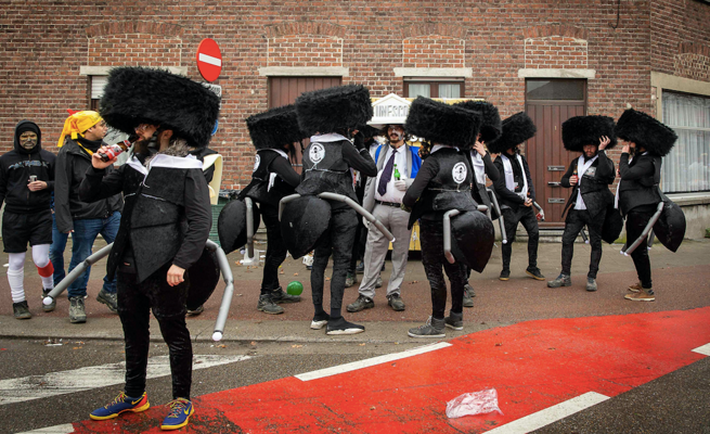 Belgia: kukły Żydów siedzących na pieniądzach na paradzie, UE mówi, że potępia