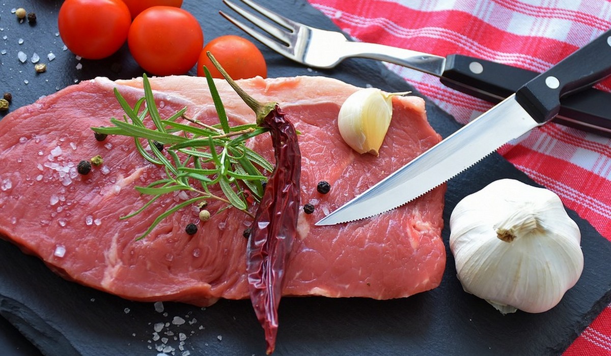 Mięso z laboratorium jak samochody elektryczne: koszty dla klimatu na razie wyższe niż zwykłe rozwiązania