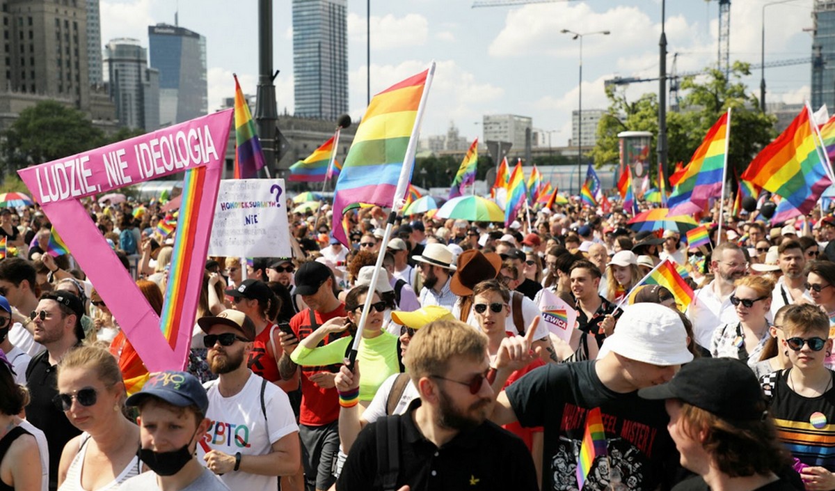 Nastolatek zaatakowany przez pijanego faceta złożył skargę na policjanta, który kazał podać rękę i się pogodzić