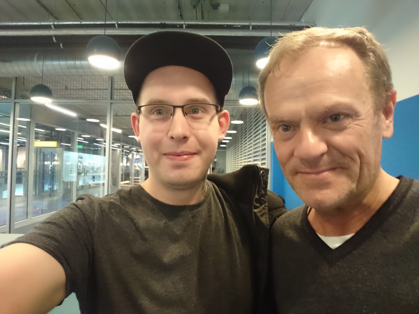 Donald Tusk wkręcony w promocję książki wiceprezesa w partii KORWiN