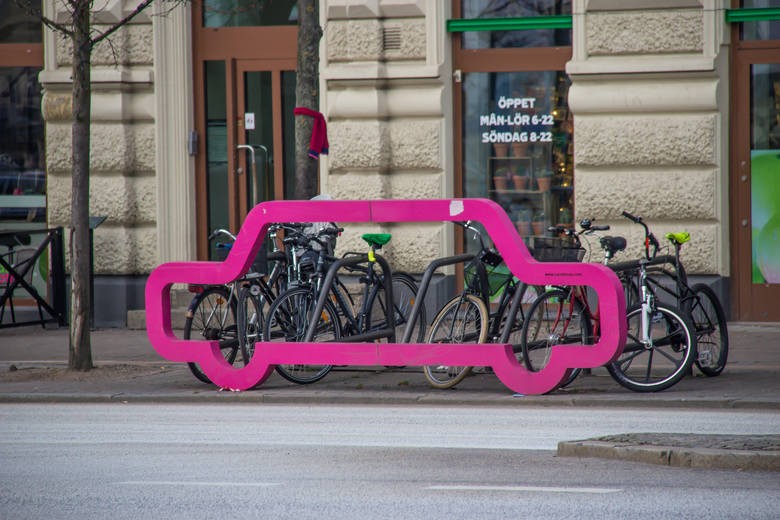 Łódź: kierowcy czują się urażeni stojakami na rowery, które "są zachętą do nienawiści"