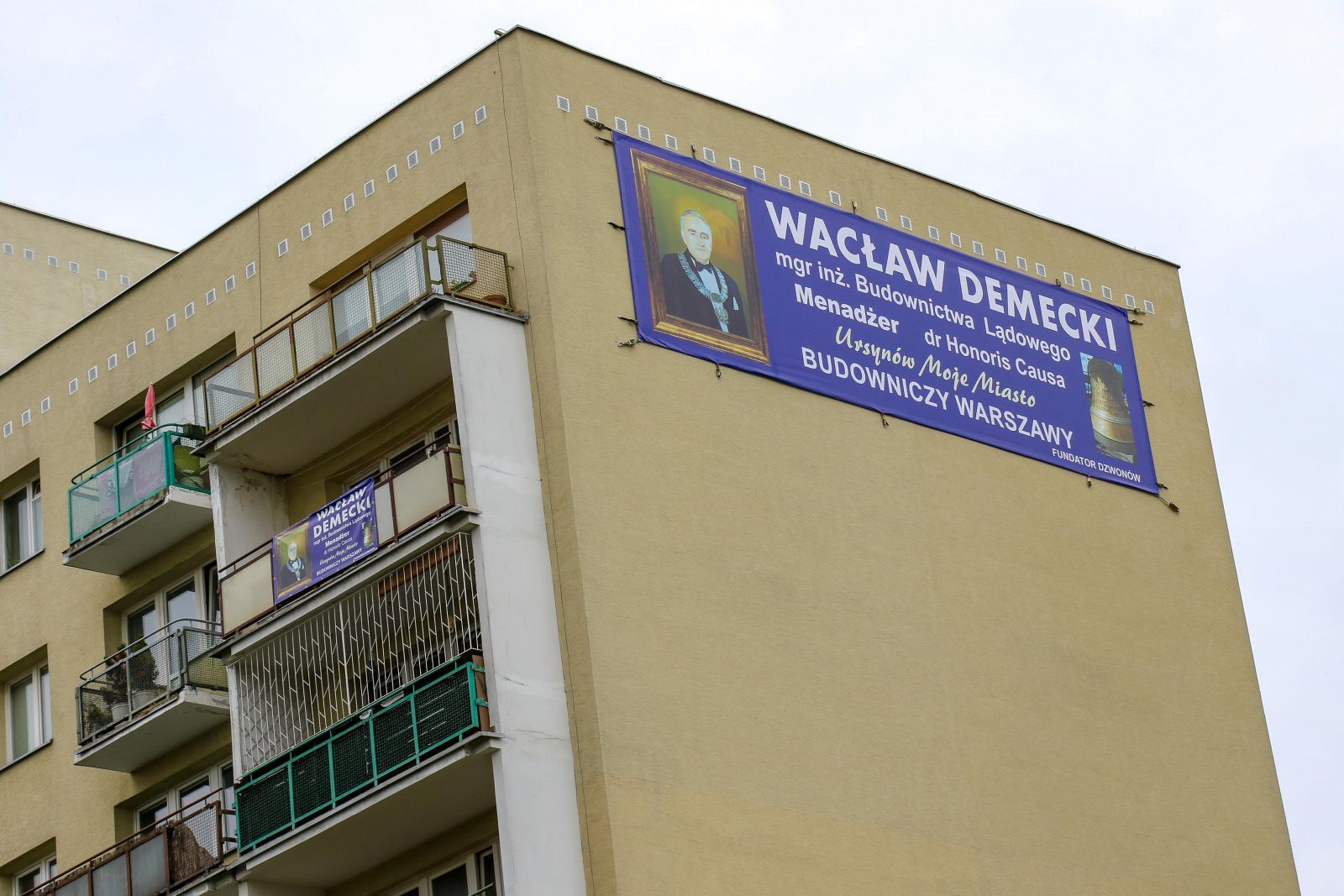 Tak fundator "dzwonów smoleńskich" walczy o wyborców. "Zdewastował elewację"