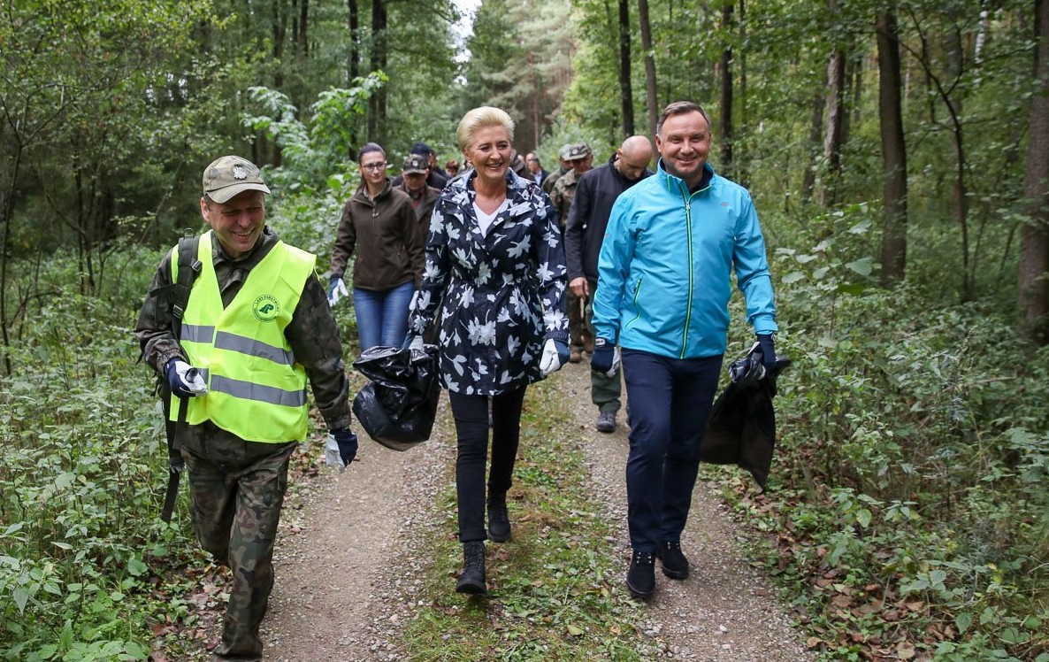 Andrzej i Agata Duda pojechali sprzątać las