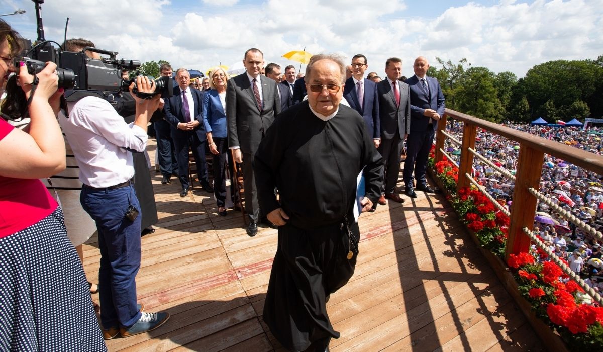 O. Rydzyk króciutko: "wierzymy bardziej w wirusa czy Chrystusa?" i raźno organizuje piknik Radia Maryja