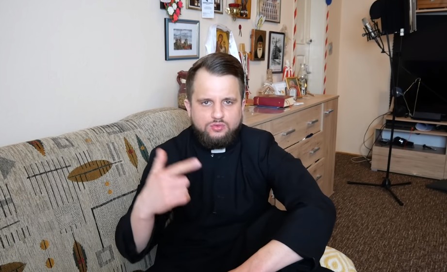 Ksiądz ze Strzelina rapuje o koronawirusie: mantra ziomuś, zostań w domu