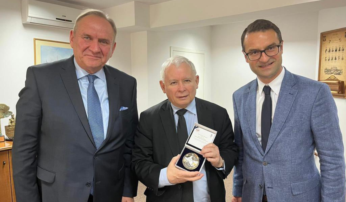 Prezes Kaczyński spotkał się z władzami Polskiego Komitetu Olimpijskiego i od razu dostał medal
