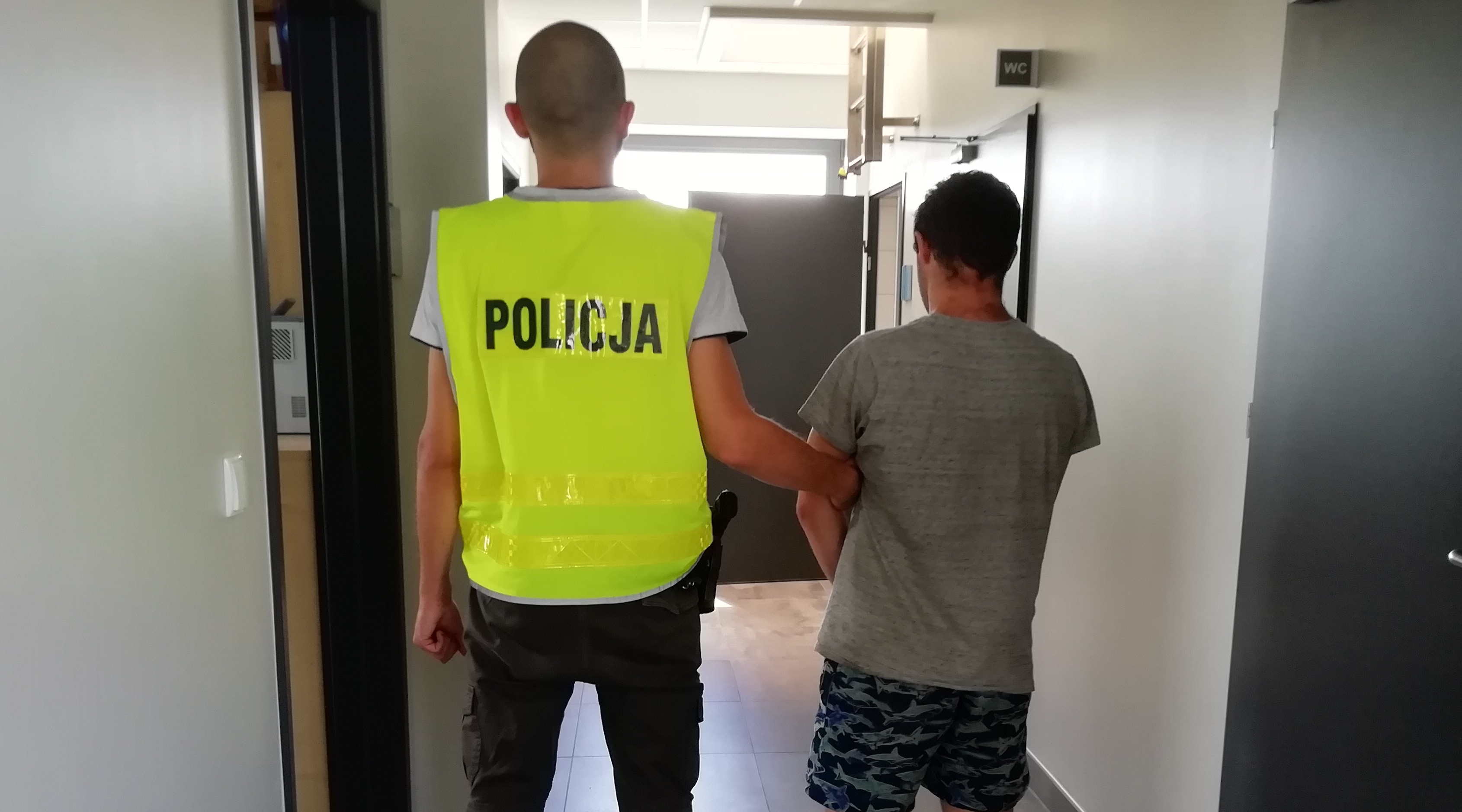 Łódzkie: łobuz skradł prawie 200 róż z grobu i podarował dwóm koleżankom, taki z niego herbatnik