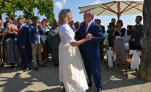Putin zatańczył na weselu austriackiej minister spraw zagranicznych Karin Kneissl