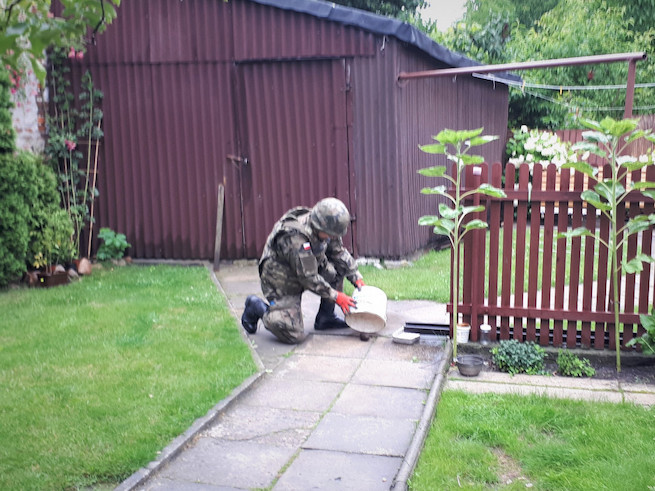 Kielce: kobieta znalazła granat w ogródku, umyła, przykryła wiadrem i wezwała saperów