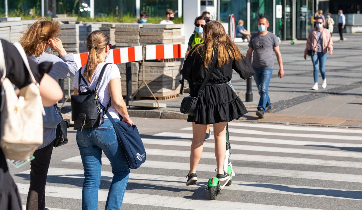Od 20 maja nowe przepisy dotyczące e-hulajnóg: jazda po ścieżkach, nieletni tylko z kartą rowerową