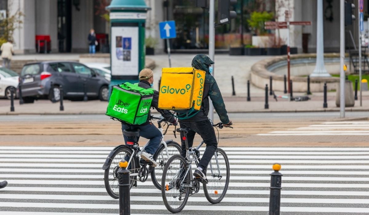 Unia Europejska chce na serio uregulować pracę kierowców Ubera i Bolta, bo pracują jak na etacie ale bez etatu