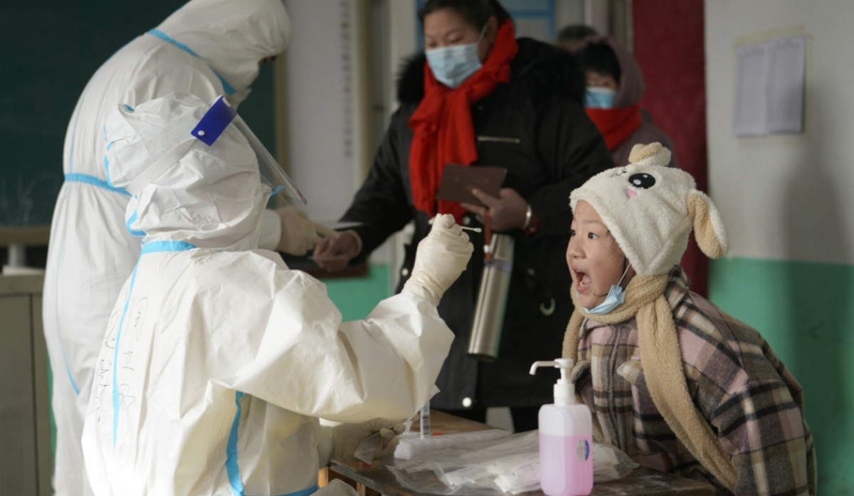 Chiny: pierwszy od ośmiu miesięcy przypadek śmierci spowodowany koronawirusem