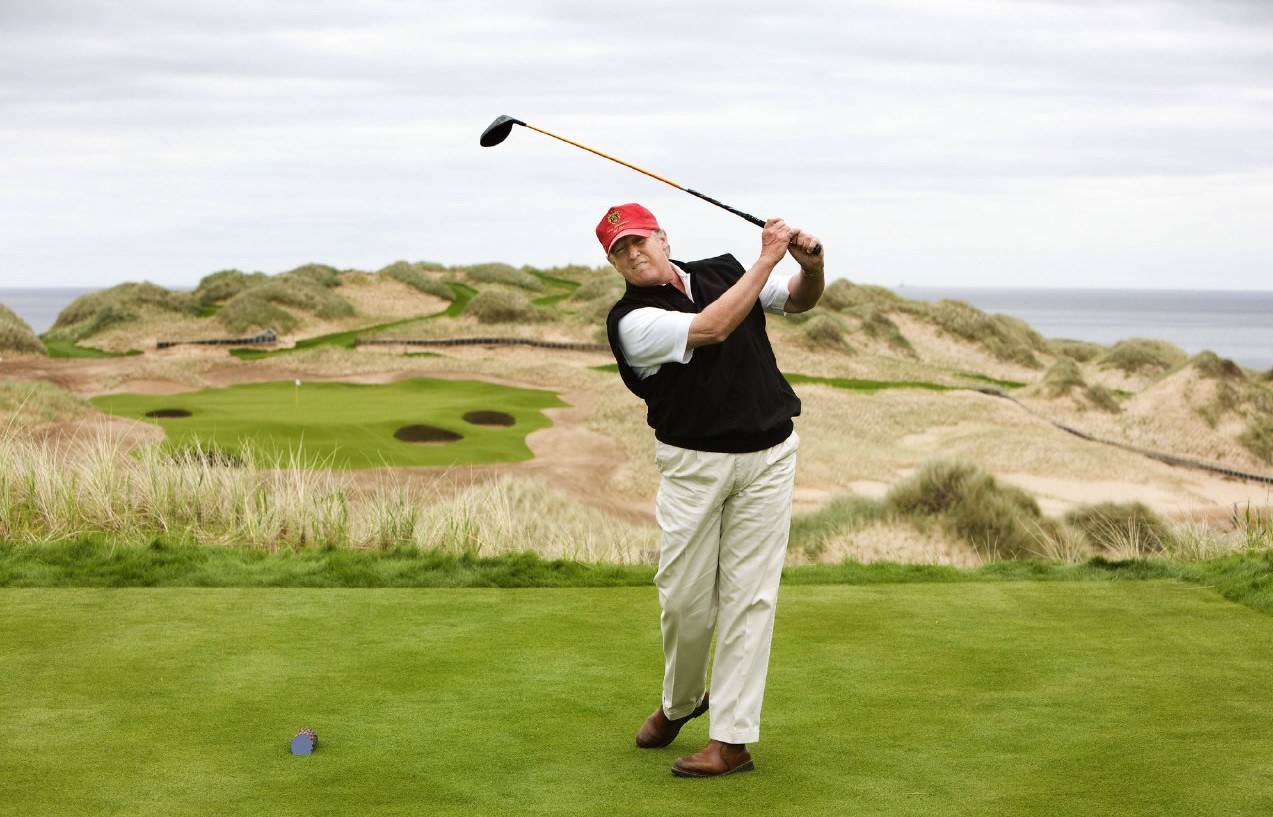 Donald Trump zamiast do Polski poleciał na pole golfowe