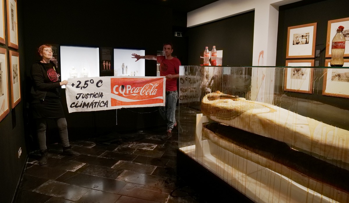 Ekolodzy oblali mumię faraona w proteście przeciwko zmianom klimatu i Coca-Coli