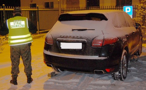 Z policyjnego parkingu ukradziono porsche Cayenne. Stało tam od stycznia