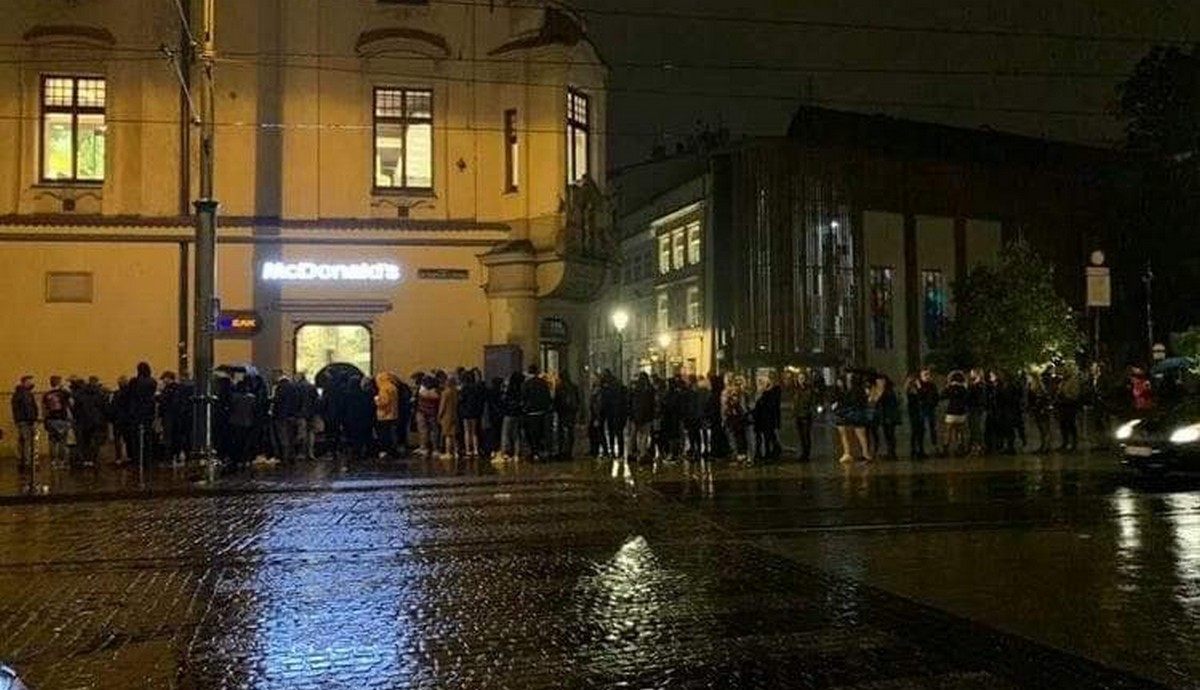 Kraków: mimo obostrzeń przed jednym z klubów zgromadziła się kolejka imprezowiczów, interweniowała policja