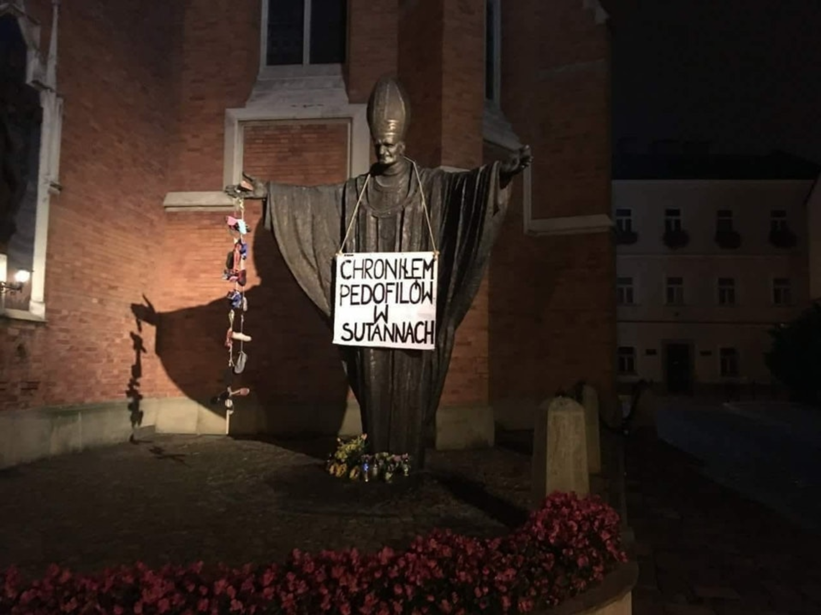 Tablica "Chroniłem pe*ofilów w sutannach" na pomniku papieża w Tarnowie